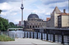 Blick auf die Museumsinsel mit Bode-Museum und Fernsehturm