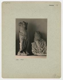 Statue eines Mädchens und einer sitzenden Frau aus Magnesia am Mäander