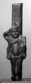 Gerätfigur: Attis vor Pfeiler