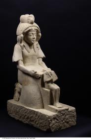 Kniefigur eines Mannes, eine Osirisfigur haltend (Theophor); auf seinen Schultern hockt ein Mantelpavian