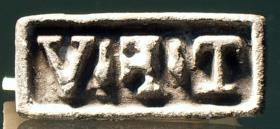 Rechteckiger Stempel mit lateinischer Inschrift: T . F . V