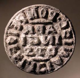 Runder Stempel mit lateinischer Inschrift: C . POMPEI . FELICIANI // APR / INCI / DTS