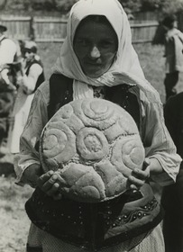 Frau mit Gebildebrot