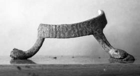 Fragment eines Untersatzes mit zwei Löwenfüßen