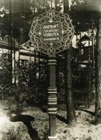 Tatarisches Straßenschild "Auffahrt zum Kasino verboten Kommandantur"
