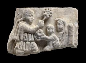 Fragment eines Sarkophagdeckels