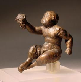 Römische Statuette des kindlichen Pan; sitzend, mit Weintraube