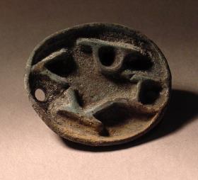Ovaler Stempel mit kleiner Öse und griechischer Inschrift: KΛΗΡ