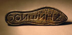 Stempel in Fußform bzw. in Form einer Schuhsohle mit griechischer Inschrift: ΙΕΡΕΟC / ΖHΝΩΝΟΣ und einem kleinen Herzblatt