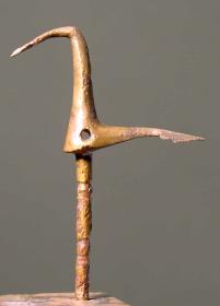 "Unbestimmbares Gerät eigentümlicher Form. ..." Geometrische Nadel mit stilisiertem Vogel
