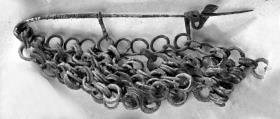 Fibel mit vielen Ringen, die ein Kettengehänge bilden