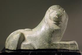 Archaische Statuette eines liegenden Löwen
