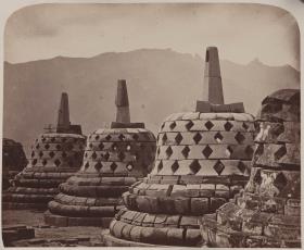 Vier Stupas auf einer Terrasse des Candi Borobudur, Java