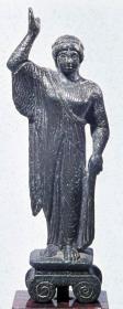 Archaische Mädchenstatuette mit griechischer Weihinschrift an Athena: Ταθανα Φιλλω Χαρμυλιδα δεκαταν, sog. Kanephore von Paestum