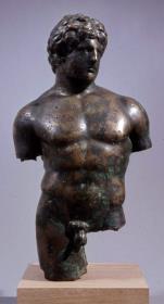 Fragmentierte hellenistische Bildnisstatuette eines Herrschers als Heros