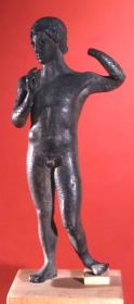 Frühklassische griechische Statuette eines Athleten, der sich die Siegerbinde umlegt (Diadumenos)