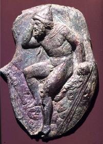 Wangenklappe (mit Bleifüllung) eines Helms, mit Reliefdarstellung von Odysseus oder Philoktet