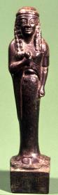 Archaische Statuette einer Kore, in der Rechten eine Frucht vor der Brust haltend