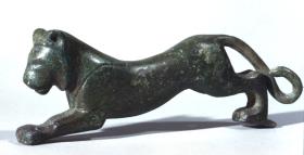 Gefäßgriff in Form eines anspringenden Löwen