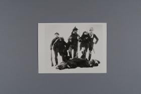 Jäger mit erlegten Bären