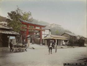 Straßenzug mit Torii , Yattai und Jinrikisha vor dem Suwayama