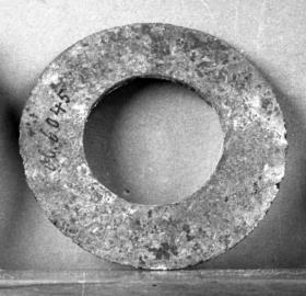 "Platter Ring" (Verwendung ungekannt; jedenfalls kein Ringhenkel eines Miniaturdreifußes)