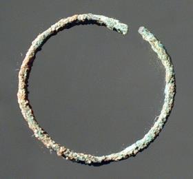 Ein kleiner Fingerring, gebrochen