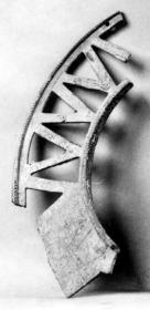 Ringhenkelfragment mit Zickzackband, von einem Dreifuß