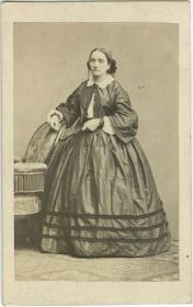 Porträt einer Frau in Krinolinenkleid