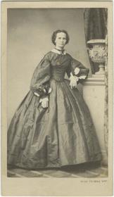Porträt einer Frau in Krinolinenkleid