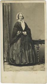 Porträt einer Frau in Krinolinenkleid