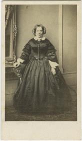 Porträt einer Frau in Krinolinenkleid