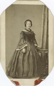Porträt einer Frau in Krinolinenkleid