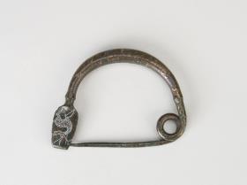 Bogenfibel mit bildlicher Darstellung ("Vogel"?)