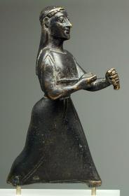 Archaische Applik der bogenschießenden Artemis
