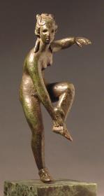 Römische Statuette der sandalenlösenden Venus