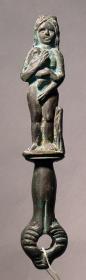 ""Weibliche Figur mit Kind auf dem Arm, ... Spiegelgriff ..."" (Achtung: Hier keine weiteren Einträge vornehmen. Richtige Nr. ist Misc. 6316)