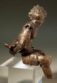 Hellenistische Statuette eines sitzenden, gefesselten Dunkelhäutigen