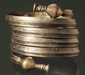 Spiralförmiger Armring