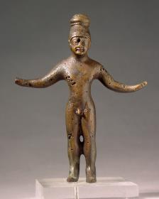 Statuette eines, bis auf Mütze und Schuhe, nackten Jünglings mit ausgebreiteten Armen