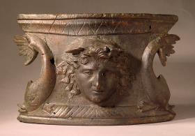 Basis mit Reliefschmuck: Gorgoneion zwischen zwei Delphinen
