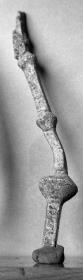 Fragment eines vierkantigen Gefäßhenkels mit Knöpfen (vielleicht eher das Fragment einer geometrischen Schmucknadel)