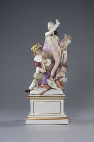 "Die Musik" (aus der Gruppe "Satirische Allegorien der Freien Künste"), mit Sockel