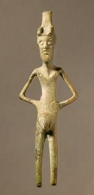 Primitive Statuette eines Mannes mit Hörnern