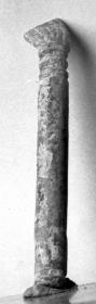 Fragment eines Rundstabs. Dreifußstütze mit handförmigem Ansatz