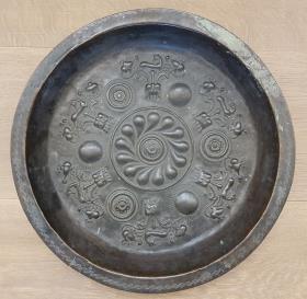 Omphalos-Schüssel mit Fischblasenornament und Einhörnern