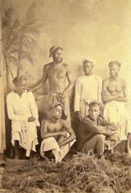 Sinhalesen in Maldiwischer Tracht