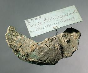 Kleines Fragment, angeblich von der Schlangensäule in Konstantinopel