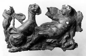 Relief ohne Hintergrund: Jugendlicher Satyr gelagert, vor ihm sitzender Panther