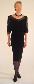 Schwarzes Samtkleid mit Satinblenden